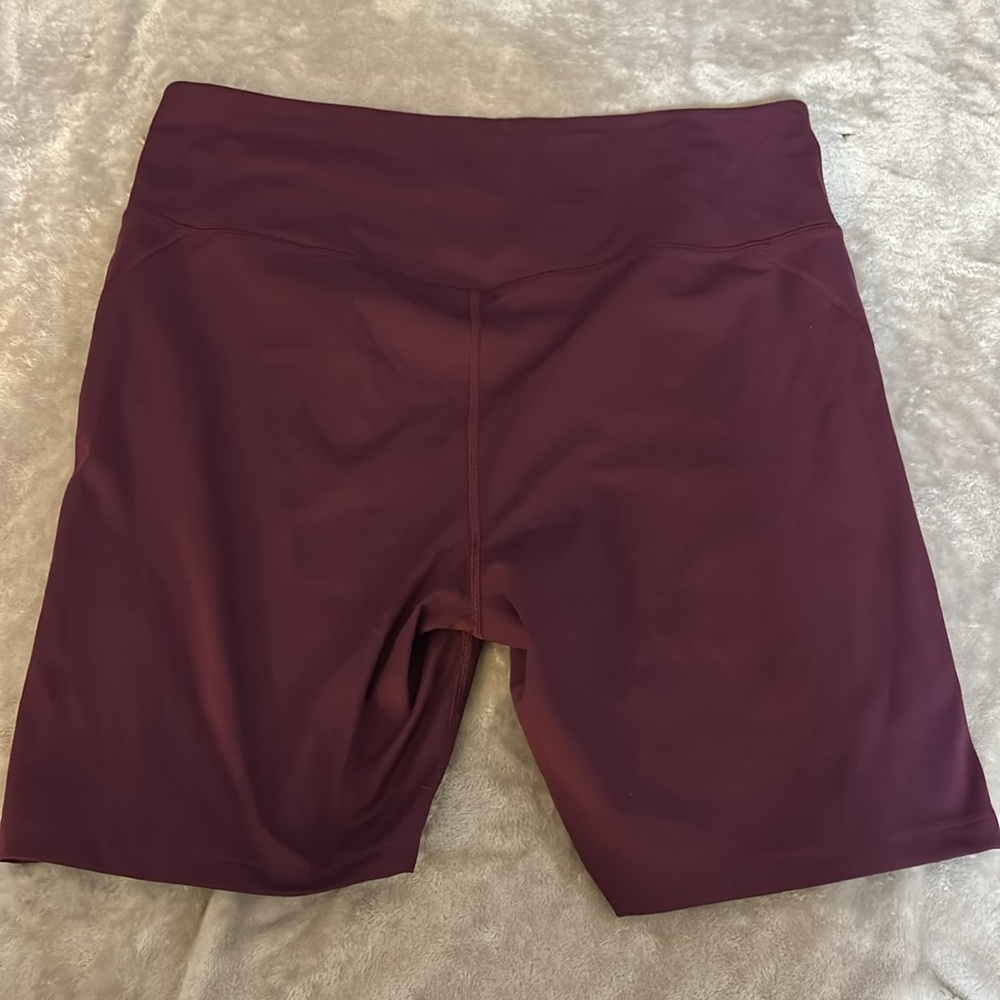 Girlfriend collective bike shorts in plum - Picture 4 of 4